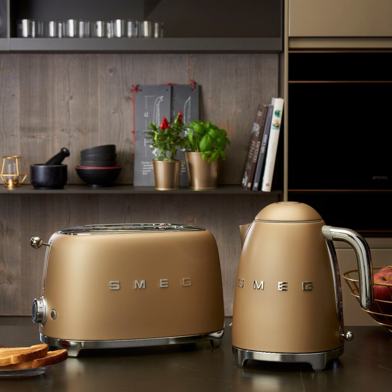 Smeg Kettle Champagne 1.7 Liter | Knivesworld.eu
