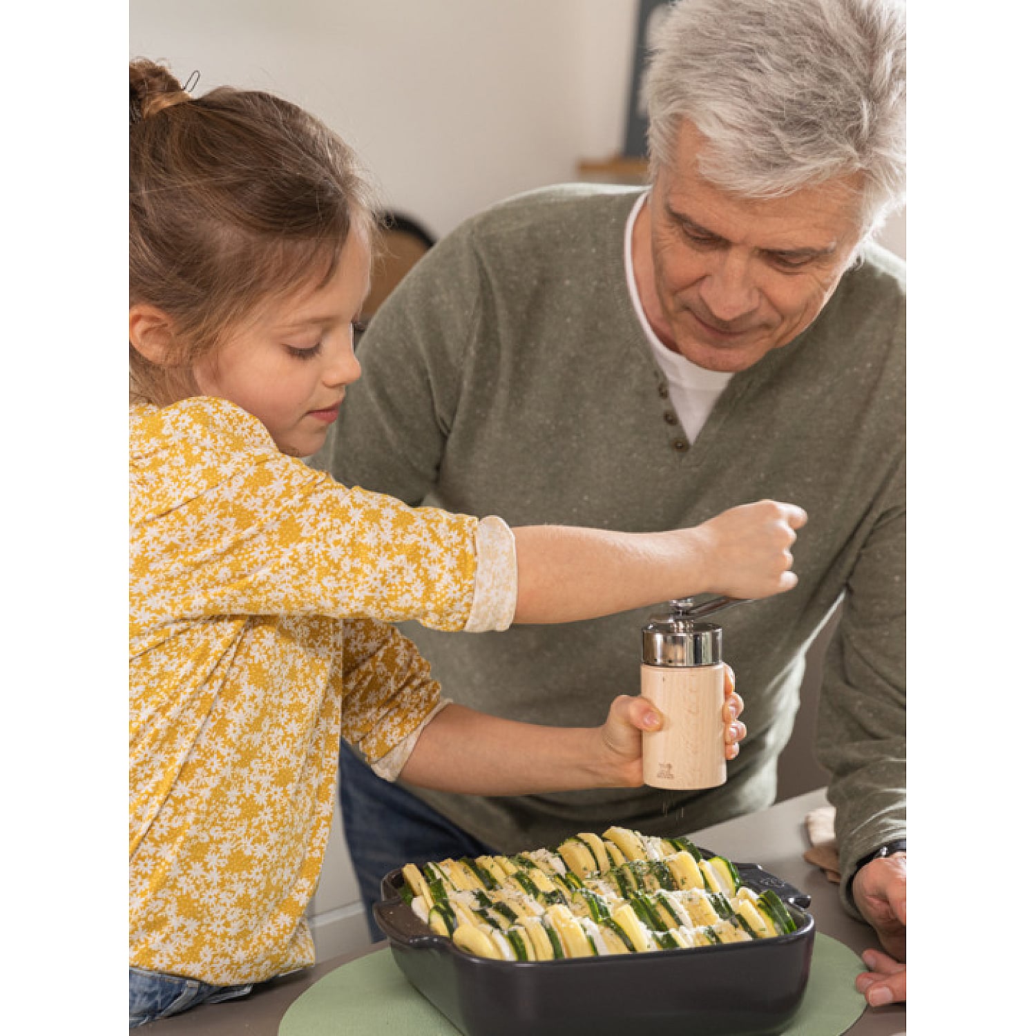 Peugeot Nutmeg Mill Isen Knivesworld.eu