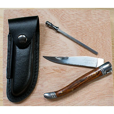 Laguiole Style de Vie Zakmes Rozenhout met Leren Hoesje en Aanzetstaal 