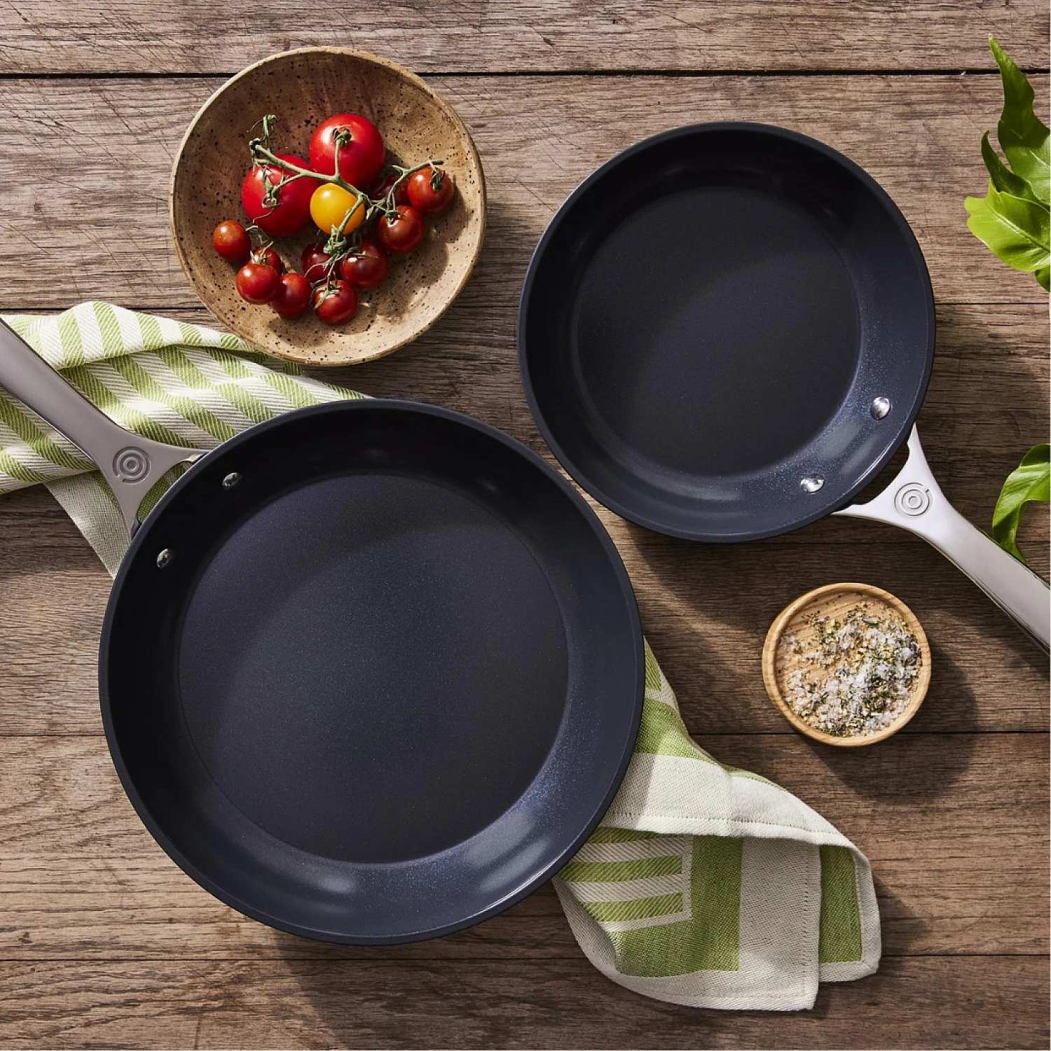 Le Creuset Essential Non-Stick Ceramic Frying Pan Set 20 + 26 cm