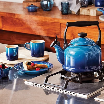 Le Creuset Tradition Whistling Kettle 2.1l Azure Blue 