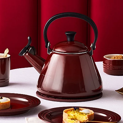 Le Creuset Kone Whistling Kettle Garnet 1.6 liters