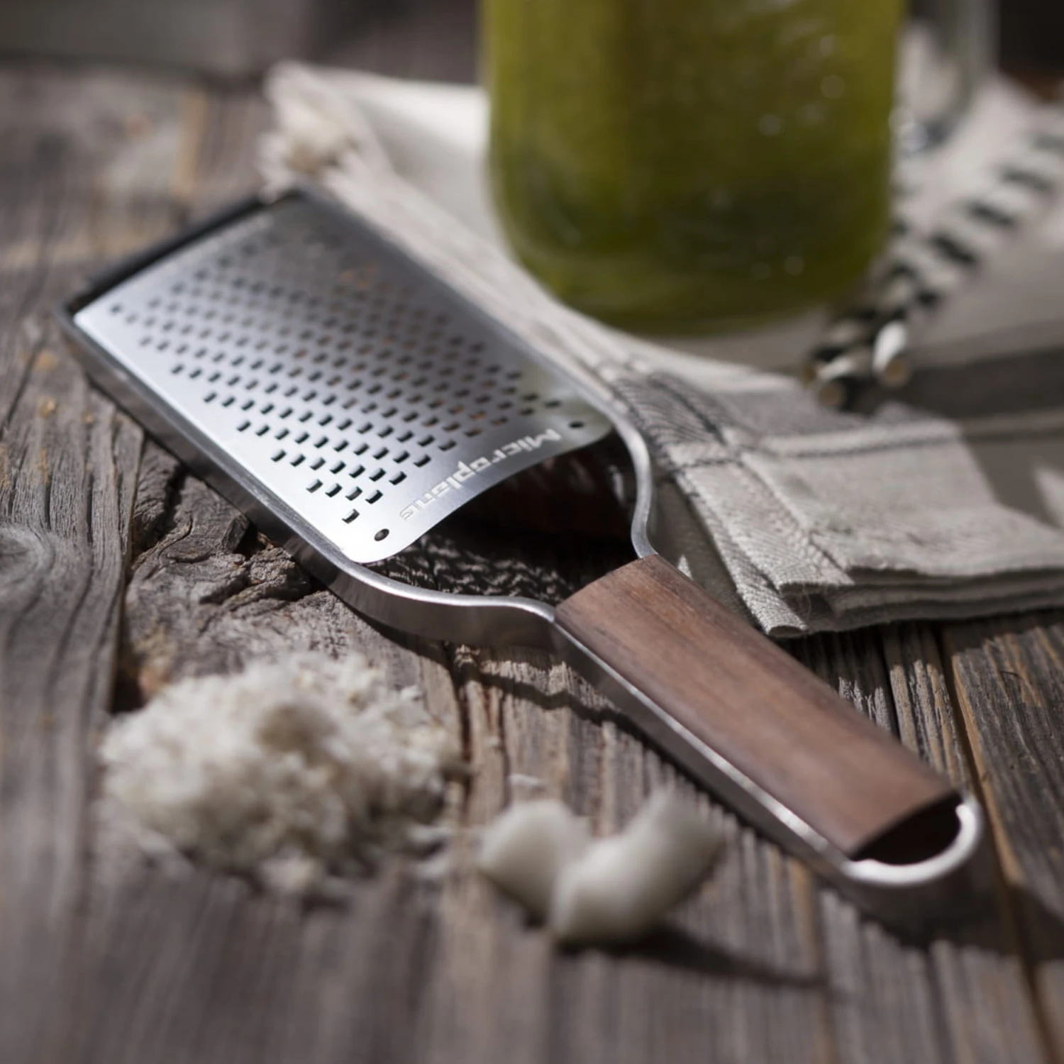 Microplane Master Series Rasp • Rasp met walnoothouten handvat