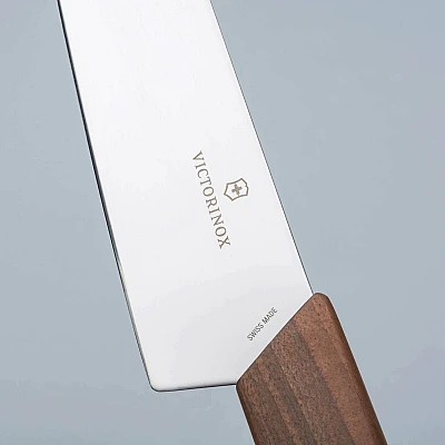 Victorinox Swiss Modern Walnut Vleesmes 22 cm