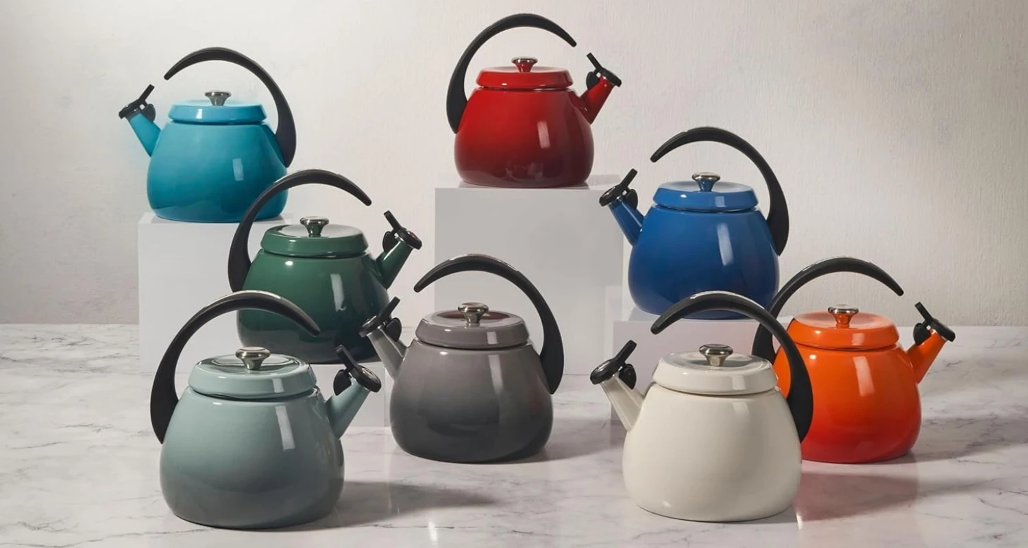 Le Creuset Cloche Whistling Kettle 2.1l Cherry Red | Knivesworld.eu