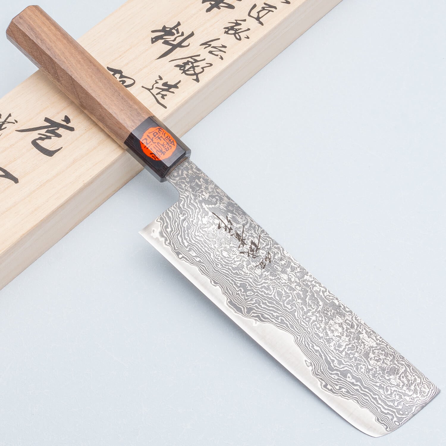 Qizlarning yuzlari va kokraklari sperma bilan qoplangan